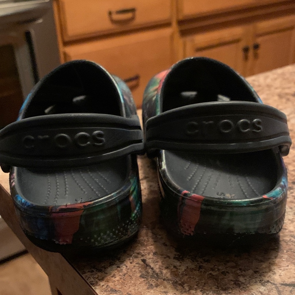 CROCS Kids Black Clogs with Multicolor Splash Pattern Size C 10 - Picture 4 of 4